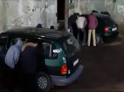 Khuôn mặt với gà tro ...