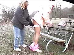 Cô gái tóc vàng, đôi ...