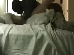 Cô gái tóc vàng cởi  ...