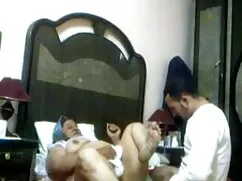 Nhóm họp với một nhó ...